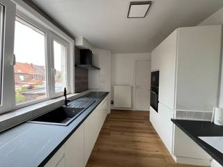 In het bruisende stadscentrum van Ieper, bevindt zich dit gezellig appartement met magnifiek zicht op het Astridpark, nabij lokale handelaars en de Grote Markt van Ieper. <br /><br />Het appartement is gelegen op de 1e verdieping en is bereikbaar via de gemeenschappelijke inkomhal/traphal. Verder beschikt het appartement over een gezellige woonkamer, een praktische keuken, een badkamer, een toilet en 2 slaapkamers.<br /><br />Deze topper is voorzien van lichtarmaturen, gordijnen en lamellen. <br /><br />Onmiddellijk beschikbaar.