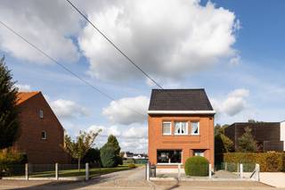 Voor verdere info of een vrijblijvende waardebepaling van uw eigendom: jordi.broes@homixx.be of 016 199 340.<br /><br />Op een strategische locatie aan de Schrieksebaan in Keerbergen stellen wij u graag deze steeds goed onderhouden, open bebouwing voor. <br />Gelegen op een mooi perceel van maar liefst 1.000 m² en met een bewoonbare oppervlakte van 190 m², biedt deze te renoveren woning ontzettend veel mogelijkheden om er een hedendaagse droomthuis van te maken.<br /><br />Bij het betreden van de woning komt u via de inkomhal in een gezellige leefruimte en een aansluitende keuken. <br />Op het gelijkvloers beschikt de woning verder over een apart gastentoilet, een praktische berging/wasplaats en een sfeervolle veranda voorzien van een elektronische zonneluifel, waar u het hele jaar door heerlijk kunt vertoeven met zicht op het terras en de tuin. <br />Tevens is er een nuttige droge kelder aanwezig voor extra opbergruimte.<br /><br />Op de bovenverdieping bevinden zich 3 volwaardige slaapkamers en een badkamer. <br />Via een vaste trap bereikt u de reeds geïsoleerde zolder, die mits verdere afwerking extra mogelijkheden biedt voor een hobbyruimte of bijkomende kamers.<br /><br />Buiten geniet u van een aangenaam terras en een zéér ruime tuin rondom. <br />Parkeergelegenheid is er in overvloed dankzij een vrijstaande, aparte garage voor 1 wagen en een oprit met plaats voor nog eens meerdere wagens.<br /><br />Een unieke kans en een uitstekende basis voor wie op een toplocatie een woning naar eigen smaak wil inrichten!