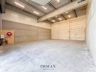 Het recent ontwikkelde bedrijventerrein Portis bestaat uit 49 moderne KMO-units, met oppervlaktes van 164 m² tot 1.183 m². Deze units vormen een ideale uitvalsbasis voor lokale ondernemingen, start-ups en kleinschalige KMO’s.<br /><br />Gebouwd met hoogwaardige en milieuvriendelijke materialen, voldoen de units aan de strengste kwaliteits- en duurzaamheidsnormen. Ze zijn bovendien aantrekkelijk als investeringsobject, dankzij het potentieel voor een stabiel en interessant rendement van 3,3%!<br /><br />De units worden casco opgeleverd, wat de nieuwe eigenaar volledige vrijheid biedt om de inrichting af te stemmen op de eigen noden en activiteiten. Elke unit is standaard uitgerust met: individuele regenwaterput van 10.000l - sanitaire ruimte - lichtarmaturen - geïsoleerde sectionaalpoort (4,5m B op 4,8m H) met aparte toegangsdeur - min. 2 parkeerplaatsen - brievenbus. Mogelijkheid tot het installeren van zonnepanelen bovenop de unit. <br /><br />Troeven: <br />- Strategische ligging ~ AA-locatie met uitstekende bereikbaarheid<br />- Ruime manoeuvreerruimtes voor vrachtwagens en opleggers <br />- Instapklare entiteiten<br />- Duurzame wegenis in betonverharding (geen asfalt)<br />- Ruime laad- en loszones <br />- Voldoende parkeergelegenheid <br />- Vrije hoogte van 6m<br /><br />Voor verdere informatie of vrijblijvend bezoek contacteer Céline op 0476 60 60 23 of mail naar celine@immax.be