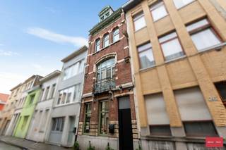 Karaktervol en uitzonderlijk ruim herenhuisOp zoek naar een ruime gezinswoning met authentieke charme? Dit prachtige herenhuis met statige,...