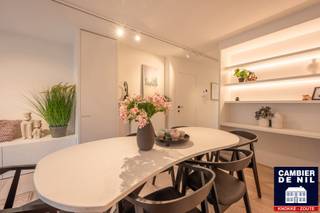 Prachtig, gerenoveerde penthouse met mooie terrassen vlakbij het strand. Indeling: inkomhal met gastentoilet. Volledig geïnstalleerde open keuken...