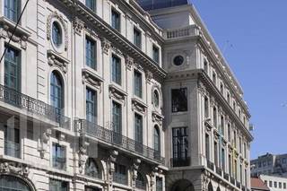 Uitstekend gelegen kantoorruimte van 61 m² te huur in het prestigieuze kantoorgebouw Colonies Square, langs de Koloniënstraat 56 in het centrum van Brussel.<br /><br />Het gebouw, gerenoveerd in 2004 en bekroond met een BREEAM-certificaat ‘Very Good’, combineert een representatieve uitstraling met hedendaags comfort en flexibele kantooroplossingen. De ruimtes zijn voorzien van onder meer airconditioning, verhoogde vloeren en glasvezelaansluiting. De indrukwekkende centrale patio zorgt bovendien voor een aangename lichtinval en een inspirerende werkomgeving. <br /><br />De kantoorlocatie bevindt zich in de historische Brusselse Vijfhoek, in de prestigieuze omgeving van het Koninklijk Paleis en op wandelafstand van het Warandepark, de Sint-Michiels- en Sint-Goedelekathedraal en de Europese instellingen. Ook de Kunstberg, met zijn culturele voorzieningen, restaurants en winkels, ligt vlakbij. Deze centrale ligging biedt een uitstekende combinatie van zakelijke uitstraling, stedelijke dynamiek en talrijke faciliteiten in de onmiddellijke omgeving.<br />Uitstekend bereikbaar met het openbaar vervoer, op wandelafstand van het station Brussel-Centraal en de metrostations Centraal Station en Troon. Dankzij de centrale ligging en de nabijheid van de belangrijkste Europese instellingen vormt Colonies Square een ideale uitvalsbasis voor ondernemingen die op zoek zijn naar een kwalitatieve, representatieve en vlot bereikbare kantooromgeving in Brussel.<br /><br />Contacteer PANORAMA B2B voor bijkomende inlichtingen of een vrijblijvend plaatsbezoek bezoek 0477 09 00 09.