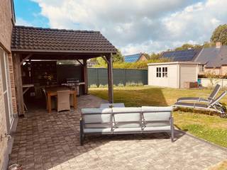 Op zoek naar een ruime en instapklare gezinswoning waar je je meteen thuis voelt? Deze uitstekend onderhouden woning combineert royale leefruimtes met 4 slaapkamers, een aangename tuin en heel wat comfort. Dankzij het EPC-label B (slechts 113 kWh/m² jaar), de zonnepanelen en de recente verwarmingsinstallatie is de woning bovendien helemaal klaar voor de toekomst:
-Leefruimte en eetplaats met houtkachel merk Barbas (35m²)
-Open keuken (22m²) volledig uitgerust met inductiekookplaat, dampkap, oven en dubbele spoelbak.
-Inkomhal (12m²) met apart toilet
-4 slaapkamers (21m²; 18m² + dressing; 10m²; 9m²)
-1 badkamer (11m²) voorzien van bubbelbad, dubbele lavabo, inloopdouche en toilet
-Garage (27m²) met wasmachine-aansluiting, geautomatiseerde sectionaalpoort en lavabo
-Volledig omheinde tuin met terras + overkapping en tuinhuis
Troeven:
EPC-label B – geen renovatieverplichting
Rustige ligging nabij centrum van Mollem
Goede bereikbaarheid via openbaar vervoer
Nieuwe condensatiegasketel + boiler (2025)
Rolluiken aan 3 slaapkamers
Vliegenramen
24 zonnepanelen met groenestroomcertificaten t.w.v. 1750 € per jaar (2030)
Alarmsysteem
Waterverzachter
Regenwaterput 5.000 liter met dompelpomp voor hergebruik van regenwater, onder meer voor de toiletten en buitenkraanaansluiting
Grote zolder
Kruipkelder
Interesse? Contacteer ons via 0471/04.49.34
GEEN IMMO