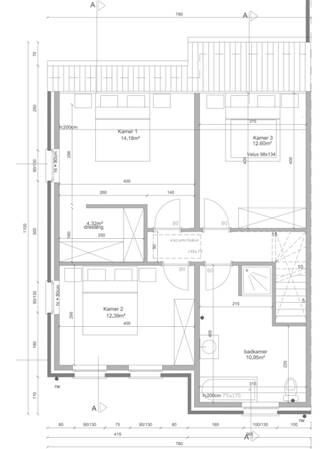 <p><span>Deze prachtige nieuwbouwwoning is de ideale thuis voor jonge gezinnen. We komen binnen via de inkom met gastentoilet. De ruime leefruimte met open keuken biedt veel mogelijkheden en een mooi zicht op de tuin. De woning is voorzien van een ruime wasplaats met veel bergruimte. Op de verdieping vinden we 3 ruime slaapkamers, een dressing en een badkamer. In de badkamer wordt een inloopdouche en een ligbad voorzien. De zolder is te bereiken via een uitvaltrap. De woning biedt een ruime tuin, die naar keuze aan te leggen is. De woning wordt voorzien van een carport.</span></p><p><span> </span></p><p><span>De woning wordt op dit moment wind-en waterdicht gezet. U kan dus zelf nog mee kiezen in het interieur en design van de woning. Zo kiest u voor een woning die volledig op uw eigen smaak afgesteld is. Hiervoor zijn reeds volwaardige budgetten in de prijs inbegrepen. </span></p><p><span>Om u een goed beeld te kunnen geven van onze afwerking, werd reeds een woning als kijkwoning opgemaakt. Op die manier heeft u meteen een realistisch beeld van de toekomstige afwerking en kwaliteit. </span></p><p><span>Heeft u interesse in deze woning en wenst u de kijkwoning te bezoeken: neem dan contact op met Vincent op het nummer 056 29 30 30.</span></p><p><span> </span></p><p><span>Nog enkele woningen te koop in dit project. Contacteer ons gerust voor meer info.</span></p><p><span> </span></p>