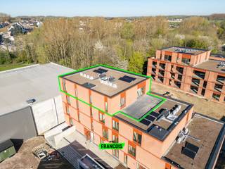 Exclusief penthouse met panoramisch terras in Eilandpark te Sint-Lievens-Houtem. In het kwalitatieve nieuwbouwproject Eilandpark bevindt zich dit ruime penthouse van ca. 110 m², dat wordt opgeleverd met een hoogwaardige casco luxe afwerking. Het appartement wordt verder afgewerkt door de aannemer, waarbij u als koper nog de mogelijkheid heeft om bepaalde afwerkingen naar eigen smaak te bepalen.<br /><br />Zo kan u nog keuzes maken in onder andere de keuken, badkamer en vloeren, waardoor u dit penthouse kan personaliseren tot een woonst die perfect aansluit bij uw wensen en levensstijl.<br /><br />Het absolute pronkstuk van dit appartement is het royale terras van maar liefst 40 m², waar u geniet van een panoramisch zicht over Sint-Lievens-Houtem en de omliggende omgeving. Hier ervaart u rust, privacy en een open gevoel dat zelden te vinden is.<br /><br />De indeling is doordacht en lichtrijk. Via de inkomhal komt u in de ruime woon- en eetkamer, die in directe verbinding staat met de keuken. Grote raampartijen zorgen voor een overvloed aan natuurlijk licht en creëren een sterke connectie met het terras en het uitzicht. Verder beschikt het penthouse over twee volwaardige slaapkamers, een badkamer en een praktische berging, wat zorgt voor een comfortabele en functionele indeling.<br /><br />Bij het appartement dient verplicht een ondergrondse parkeerplaats aangekocht te worden — een belangrijke meerwaarde binnen het project.<br /><br />De prijs wordt opgesplitst in een grondwaarde (onderhevig aan registratierechten) en een constructiewaarde (onderhevig aan 21% btw). De vermelde prijs is exclusief aankoopkosten en exclusief de aankoop van de parkeerplaats.<br /><br />