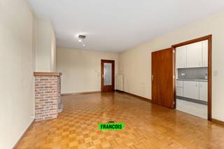 Op de Rumbeeksesteenweg vinden we dit aangename appartement, op wandel- en fietsafstand van scholen, winkels, het Sterrebos en het centrum...