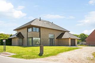 <p>TE KOOP: Ruime en energiezuinige villa met zwemvijver in Sint-Eloois-Winkel!<br /><br />Deze instapklare en uitstekend onderhouden woning is gelegen in Sint-Eloois-Winkel, op een centrale locatie met vlotte bereikbaarheid en nabij alle voorzieningen.<br /><br />De woning, gebouwd in 2011, bevindt zich op een ruim perceel van 1.688 m² en beschikt over een bewoonbare oppervlakte van ca. 393 m². Dankzij de doordachte indeling, kwalitatieve afwerking en talrijke troeven biedt deze eigendom alle comfort voor wie op zoek is naar ruim en aangenaam wonen.<br /><br />INDELING:<br />Op het gelijkvloers bevinden zich een ruime leefruimte (met bar), volledig uitgeruste leefkeuken van 26 m², bureauruimte, praktische was-/bergruimte met douche en garage met sectionale poort. Op de verdieping zijn er vier slaapkamers en een badkamer aanwezig (vrijstaand ligbad en inloopdouche). Daarnaast beschikt de woning over een ruime zolder van ca. 50 m², die reeds is ingericht als vijfde slaapkamer.<br /><br />Buiten geniet u van een prachtig aangelegde (2014) zuidgerichte tuin van ca. 800 m² met ruim terras van 60 m², verwarmde zwemvijver met warmtepomp, overdekte buitenbar en tuinberging — ideaal voor ontspanning en gezellige momenten met familie en vrienden.<br /><br />Deze eigendom is ideaal voor gezinnen of wie op zoek is naar een ruime, energiezuinige woning met hoogwaardige afwerking en uitstekende buitenbeleving.<br /><br />Wat maakt deze eigendom uniek?<br />♦ bewoonbare oppervlakte van ca. 393 m²<br />♦ ruim perceel van 1.688 m²<br />♦ vijf volwaardige slaapkamers<br />♦ bureauruimte ideaal voor thuiswerk<br />♦ zuidgerichte tuin met verwarmde zwemvijver<br />♦ ruim terras en overdekte buitenbar<br />♦ vloerverwarming en dubbele beglazing<br />♦ energiezuinige woning (zonnepanelen)<br />♦ achteraan het perceel mag nog een bijgebouw geplaatst worden (wachtbuizen liggen klaar)<br />♦ regenwater aangesloten (2 x 10.000 liter)<br /><br />Interesse in deze ruime gezinswoning met tal van troeven?<br />Contacteer ons vandaag nog: charlotte@immobeguin.be</p>