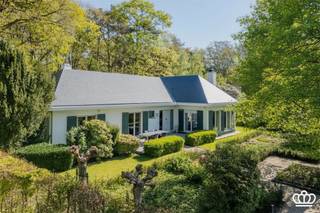 Residentieel gelegen gelijkvloers villa met o.a. lichte leefruimtes, 3 slaapkamers, badkamer, inpandige garage en afgewerkte zolderverdieping...