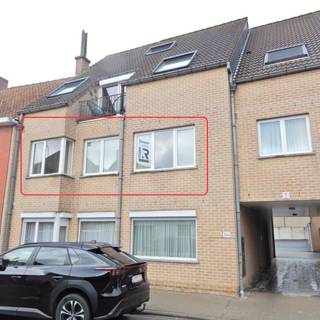 Dichtbij het centrum van Meulebeke kunt u dit instapklaar appartement met terras achteraan terugvinden op de eerste verdieping.<br />De bijhorende achtergelegen garage bereikt u via de inrit naast het gebouw.<br /><br />Indeling: inkomhal - gastentoilet - woonkamer met elektrische accumulatoren - ingerichte keuken - bergruimte - 2 slaapkamers - badkamer met ligbad (mogelijkheid om douchegordijn op te hangen), lavabomeubel en aansluiting voor wasmachine.<br /><br />Algemeen:<br />- EPC 247 - label C<br />- Er worden nieuwe elektrische accumulatoren voorzien<br />- Er wordt nog een nieuwe kookplaat voorzien<br />- Op wandelafstand van diverse faciliteiten<br />- Vrij op heden<br /><br />Huurprijs: € 775/maand.<br />