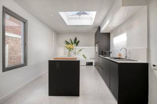 *** KIJKDAG ZATERDAG 12/09 tussen 13u30 en 16u *** OP AFSPRAAK *** Deze charmante woning in Erpe-Mere combineert comfort met een bijzonder gunstige ligging. Dankzij de nabijheid van het op- en afrittencomplex van de E40 geniet u van een vlotte verbinding richting Aalst, Gent en Brussel. Ideaal voor wie wonen en bereikbaarheid wil combineren.
Binnenin beschikt de woning over een gezellige leefruimte met een hyper uitgeruste keuken waar het aangenaam vertoeven is. De twee slaapkamers bieden de nodige rust en privacy. Daarnaast is er een handige bureauruimte, perfect voor thuiswerk of als extra hobbyruimte. De praktische wasplaats zorgt voor extra gebruiksgemak in het dagelijks leven. De buitenruimte is zuidoostelijk gericht zodat er altijd voldoende zon aanwezig is. Een belangrijke troef is de elektrische installatie die conform is, zodat u zich hierover geen zorgen hoeft te maken. Bovendien is er geen asbest aanwezig. Naarst de woning is er nog een handige zij-ingang voor fietsen en/of vuilbakken. Een aangename en praktische woning op een strategische locatie, ideaal voor starters, gezinnen of wie op zoek is naar een vlot bereikbare thuis in Erpe-Mere. Wenst u meer informatie of een bezoek? Stuur gerust een mail naar Louis@immoaccenta.be