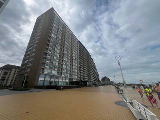 <p><span>Uniek penthouse appartement op de 15de verdieping gelegen op de dijk met eindeloos zicht op de zee en prachtig zicht op duinen. Instapklaar en volledig ingericht / gemeubeld appartement met 3 slaapkamers (15m² &amp; 13m² &amp; 7m²). Compleet uitgeruste open keuken en badkamer met lavabo en inloopdouche. Terrasje (3m²) aan de voorzijde en 2de terras (7,5m²) aan de achterzijde. Hoogwaardige afwerking met onder meer parketvloer, gas condensatie ketel met vloerverwarming en gunstig EPC + conforme elektrische installatie. </span></p><p><span>Mogelijkheid tot aankoop van een afgesloten garagebox (+ € 85.000) in een nabijgelegen gebouw. </span></p><p><span>Dit pareltje aan de Belgische kust is een droom voor mensen die op zoek zijn naar een exceptioneel appartement zonder geluidsoverlast of inkijk in een unieke setting. Ideaal voor zowel voltijdse bewoning als een eventueel 2de verblijf.</span></p><p><span> </span></p><p><span> </span></p>