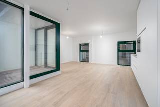 Afgewerkt nieuwbouwappartement centrum Kortrijk <br /><br />Uitstekend gelegen en afgewerkt nieuwbouwappartement aan het Schouwburgplein te Kortrijk in het volle centrum. Op amper 150m van het station en wandelafstand van de Grote Markt.<br /><br />Appartement met 1 slaapkamer voorzien van een lichtrijke woonkamer met een aangrenzend terras, keuken, berging, apart toilet en badkamer met inloopdouche. De keuken is volledig uitgerust met een koelkast, combi-oven, vaatwas, inductiekookplaat en dampkap. Het terras is zuidwest georiënteerd.<br /><br />Ideale parkeergelegenheid voor de deur met de ondergrondse parking "schouwburg" waar men kan beschikken over een gratis nachtabonnement of een voordelig bewonersabonnement.<br /><br />Meer weten? Neem contact op met Louise via louise@immo-lys.be<br /> 