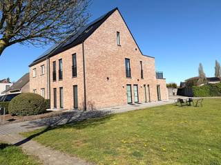 In de luwte van een rustige straat, en toch op wandelafstand van het centrum, ligt dit verfijnde gelijkvloersappartement waar comfort en...