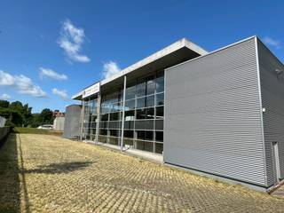 Fantastisch gelegen kantoorruimtes met een totale oppervlakte van 2.168 m² te huur langs de R0 te Wemmel. De kantoren situeren zich op...