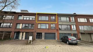 Welkom in dit moderne apartement gelegen in Mortsel, een woning met veel potentieel en charme. Dit ruime appartement van 94m² biedt een...