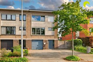 Are you looking for a semi-detached building with triple driveway, garage, green garden with spacious terrace, 2 large bedrooms + small dressing...