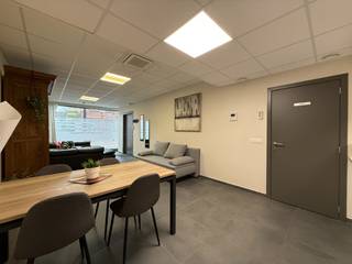 Te huur: smaakvol gerenoveerd kantoor/praktijkruimte nabij het centrum van Zwijnaarde.Het pand heeft een oppervlakte van 78 m² en biedt een grote...