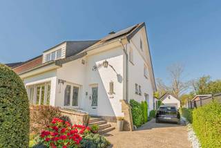 Deze karaktervolle en kwalitatieve villa met romantische tuin combineert comfort, ruimte en energiezuinige extra’s.U betreedt de woning via de...