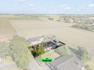 In het charmante Westouter, op rustige ligging doch vlakbij de dorpskern bevindt zich deze vrijstaande bungalowwoning! Dit perceel heeft een...