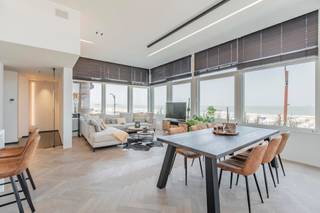 Appartement-duplex dans la résidence de standing Grand hôtel à Knokke. <br /><br />Entrée privée par la Place Van Bunnen avec ascenseur et/ou escalier privé côté digue. Composition : hall d’entrée, vestiaire, toilette, salle de séjour/salon, salle à manger (10m de façade) et cuisine ouverte entièrement équipée (Miele). Buanderie et débarras. Toujours au premier étage : deux chambres avec placards et salle de bain avec douche, toilettes et lavabo double. Au 2ième étage la masterbedroom, armoires encastrées et salle de bains complète (baignoire, douche, double lavabo et toilette). <br /><br />Les spécifications; Fenêtres avec des screens solaires - Alarme - Système domotique - Emplacement vélos et cave privative au niveau -1 - <br />Possibilité d'acquérir parking dans la résidence. (CPE 184 Kwh/m² - cu:20221216-0001814920-RES-2 ) <br /><br />Appartement d’exception, mérite une visite!