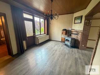 Charmante woning met twee ruime stallen op een perceel van 45a 23ca, rustig gelegen in Gutshoven.<br /><br />Bij het betreden van de woning komt u terecht in de woonkamer, waar zich de trap naar de eerste verdieping bevindt. Aansluitend vindt u de eetkamer, die in verbinding staat met de badkamer en de open keuken. Vanuit de keuken heeft u toegang tot de garage, die bovendien beschikt over een praktische zolderruimte.<br />Op de eerste verdieping leidt de nachthal u naar de twee slaapkamers.<br /><br />Achter de woning bevindt zich nog een werkhuis en naast de woning is nog een grote carport/garage.<br /><br />Buiten zijn er verder nog twee grote stallen.<br />Eerste stal: hoogte 3,45 m, breedte 8 m en diepte 40 m.<br />Tweede stal: hoogte 3,45 m, breedte 8 m en diepte 25m.<br /><br />Achter de stallen bevindt zich nog een groot stuk weiland.<br /><br /><span>*De vermelde oppervlaktes zijn indicatief. JM Vastgoed kan niet verantwoordelijk gesteld worden voor de juistheid van de verstrekte gegevens.</span>
