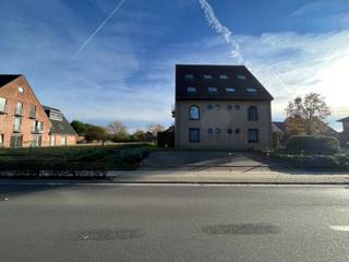 Langsheen de Lamstraat (hoek Lamstraat – Kouterstraat) in Merelbeke-Melle, vinden we deze autostaanplaats (nr. 5).Strategisch goed gelegen: op korte...