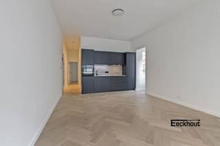 Dit splinternieuwe appartement met LUXE-afwerking bevindt zich in een standingvol gebouw met prachtige gevel in modernistische stijl op enkele meters van het strand en de winkelstraat.<br />Indeling: inkomhal, berging, lichtrijke woonkamer met open keuken, badkamer met inloopdouche, toilet en lavabomeubel, 2 slaapkamers en inpandig terras.<br />Het appartement werd met moderne luxe-elementen afgewerkt. Denk maar aan een prachtig visgraatparket, gerectificeerde tegels (1m20 x 1m20), een gepantserde veiligheidsdeur, privatieve verwarming (hoogrendementsketels op aardgas met gsm-module op afstand), kleurvideofonie met gsm-module op afstand, design sanitair, inloopdouches op tegelvloer (geen douchebak), <br />Privatieve kelderberging.<br />In het gebouw is er tevens een ruime fietsenberging met meerdere laadpunten en een gemeenschappelijk dakterras waar men een ganse dag kan genieten van de zon!<br />Verkoop onder registratierechten (geen BTW)!