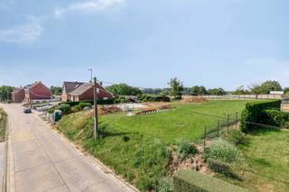 Deze bouwgrond van 10a 41ca is gelegen in een rustige buurt van Denderwindeke, deelgemeente van Ninove. De ligging combineert landelijke charme...
