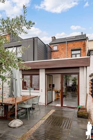 Karaktervolle, gerenoveerde woning met 3 slk en leuke tuin met bijgebouw nabij het centrum van Lier. <br /><br />Algemeen:<br />- Gerenoveerde woning in 2019, met behoud van authentieke elementen<br />- Top gelegen nabij het centrum van Lier<br />- Station, winkels, scholen, vesten op wandelafstand<br />- Leuke tuin met bijgebouw (eventuele kantoorruimte) met vloerverwarming<br />- Eventueel mogelijkheid tot overname huur garageboxen en autostaanplaats<br />- EPC label C<br />- Elektriciteit gekeurd en conform (volledig vernieuwd)<br /><br />Indeling:<br />Gelijkvloers:<br />- Inkomhal op mooie, authentieke tegels met trap naar eerste verdieping<br />- Grote leefruimte met eetkamer voorzien van lichtkoepels<br />- Berging/wasplaats met toegang tot de kelder<br />- Open, geïnstalleerde keuken met eiland en toegang tot het terras en de tuin <br />- Bijgebouw in de tuin, ideaal als kantoorruimte<br /><br />1e verdieping:<br />- Grote master bedroom op plancher<br />- Totaal gerenoveerde badkamer met bad, inloopdouche, dubbele lavabo, toilet en vloerverwarming<br /><br />2e verdieping:<br />- Momenteel 1 zeer grote slaapkamer, dewelke kan opgedeeld worden in 2 slaapkamers<br /><br />Verder is er in de tuin nog een bijgebouw hetwelk kan dienen als kantoorruimte alsook een kelder onder de woning.