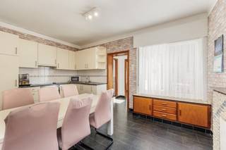 <strong>Instapklare gezinswoning met een bewoonbare oppervlakte van maar liefst 256m², 4 slaapkamers en inpandige garage op een perceel van 211m² in het centrum van Balen. EPC 220 kWh/m² Label C. <br /><br />Ligging:</strong> dichtbij lokale voorzieningen en scholen en biedt een vlotte verbinding naar het centrum van Balen en omliggende steden.<br /><br /><strong>Indeling: -1: </strong>kelder. <b>Gelijkvloers:</b> inkomhal, keuken, leefruimte, wasplaats, berging, toilet, garage. <strong>+1:</strong> 2 slaapkamers, badkamer, bureau. <strong>+2: </strong>2<strong> </strong>slaapkamers, bergzolder.<strong> Buiten:</strong> terras, tuin, doorgang voor fietsen en vuilbakken naast het huis. <br /><br /><strong>Omschrijving:</strong> bij het binnenkomen betreedt u de inkomhal met toegang tot de inpandige garage, de keuken en de trap. <br />Als we doorlopen naar de keuken dan merkt u meteen dat deze woning zeer degelijk en aangenaam ingericht is voor een (groter) gezin. Vanuit de keuken komt u in de ruime woonkamer in 2 delen. Overal dubbele beglazing, rolluiken en ingemaakte kasten op verschillende plaatsen maken het comfort in deze woning alleen maar compleet. <br />Als u van de keuken verder doorloopt naar de achterbouw, dan komt u in een zeer praktische wasplaats met veel bergruimte en het toilet.
<p>Vanuit deze achterbouw heeft u rechtstreeks toegang naar buiten. Hier bevindt zich een terras en de tuin. Voor het onderhoud van de tuin kan er gebruik gemaakt worden van regenwater dat opgevangen wordt in de grote regenwaterput.</p>
<p>Op de eerste verdieping bevinden zich 2 grote slaapkamers en de badkamer. Deze badkamer is ruim en geeft plaats aan een toilet, een inloopdouche, ligbad en lavabomeubel. <br />Op deze verdieping bevindt zich een derde grote kamer waardoor je loopt om de trap naar de tweede verdieping te bereiken. Deze kamer kan perfct dienst doen als bureau/ werkruimte, speelkamer of hobbykamer. <br /><br />Op de 2de verdieping zijn er 2 prachtige grote slaapkamers en een derde zolderkamer. Ook hier zijn er ingemaakte kasten voor extra bergruimte.</p>
<p>Tot slot beschikt de woning tevens over een droge proviandkelder.<br /><br /><strong>Bijzondere informatieplicht:</strong> <em><span>omgevingsvergunning stedenbouwkundige handelingen uitgereikt, woongebied, geen rechterlijke herstelmaatregel of bestuurlijke maatregel opgelegd of opname in het maatregelenregister, geen voorkooprecht ruimtelijke ordening, geen omgevingsvergunning voor verkavelen van gronden.</span></em></p>