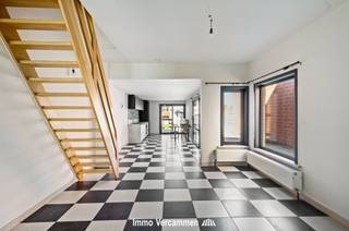 <p><span>Parfaite maison de 4 chambres à coucher, prête à être emménagée, idéalement située à Sint-Katelijne-Waver.</span></p><p><span> </span></p><p><span>Cette belle maison a été largement modernisée et optimisée en 2001. Au rez-de-chaussée, il y a un salon confortable et lumineux avec une cuisine ouverte adjacente, une maison idéale pour recevoir. À l'avant du rez-de-chaussée se trouve une salle de bains spacieuse avec baignoire d'angle, lavabo et toilettes. Une buanderie complète le tout. À l'étage, il y a quatre chambres au total. Et si vous ne voulez pas rester à l'intérieur, vous pouvez vous détendre sur la terrasse spacieuse et dans le jardin accueillant. Le parking et l'espace de stockage sont garantis grâce au garage spacieux.</span></p><p><span> </span></p><p><span>Une opportunité unique pour ceux qui recherchent une propriété tranquille à Sint-Katelijne-Waver, à proximité de la ville animée de Malines, des écoles, des magasins, des installations sportives et de loisirs.</span></p><p><span>La facilité d'accès est également un atout, une situation centrale entre Bruxelles et Anvers, à proximité de la ville de Malines, de la gare et de la piste cyclable.</span></p><p><span> </span></p><p><span>Visites uniquement sur rendez-vous, info sans engagement au bureau : 015/755 444 ou <span>info@immovercammen.be</span></span></p><p><span>Obligation de rénovation EPC : dans les 6 ans après l'achat = rénovation obligatoire jusqu'à l'étiquette D ou mieux.</span></p><p><span> </span></p>