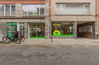 <p><span>RUIM HANDELSGELIJKVLOERS GESCHIKT VOOR DIVERSE DOELEINDEN GELEGEN IN CENTRUM BORNEM.</span></p><p><span>Deze handelsruimte is gelegen aan de Kapelstraat in het centrum van het bruisende Bornem. Station, winkels, horeca, ... zijn bereikbaar binnen wandelafstand.</span></p><p><span> </span></p><p><span>Indeling: Handelsruimte (160m²) met mogelijkheden tot creatie winkel, praktijk, kantoren, ... / sanitair (6m²) / keuken (16m²) / bureau (16m²).</span></p><p><span>Grote kelder met extra bergruimte (96m²)</span></p><p><span>Op het achter het gebouw gelegen parkeerterrein is een autostaanplaats ter beschikking. </span></p><p><span>Het gebouw is energiezuinig en beschikt over een energielabel B o.a. dankzij een recente condensatieketel op gas en alu buitenschrijnwerk.</span></p><p><span> </span></p><p><span>De commerciële ruimte biedt mogelijkheden voor diverse activiteiten o.a. winkel, kantoor, praktijk, ...</span></p><p><span>Het handels-gelijkvloers maakt deel uit van een residentie met een solide structuur. </span></p><p><span> </span></p>