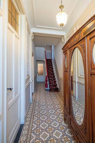 Ligging, Deze woning , nog gebouwd door voormalig waarnemend burgemeester Jaak Embrechts en tot heden bewoond door de familie, is centraal gelegen...