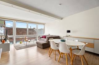 Dit lichtrijke duplex appartement zal je meteen verrassen door zijn uitzonderlijk ruim gevoel en praktische indeling.Bij het binnenkomen word je...