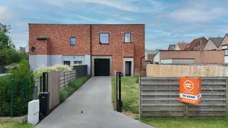 <strong>Op zoek naar een volledig instapklare woning met ruime garage in Zelzate?</strong><br /><br />Deze instapklare woning, volledig gerenoveerd in 2020, geniet van een rustige ligging op een toplocatie.<br /><br />Bij het binnenkomen van de woning kom je terecht in de inkomhal. Hier bevindt zich de trap die toegang geeft tot de leefruimte op de eerste verdieping met apart toilet.<br /><br />Op de eerste verdieping bevindt zich een lichtrijke open leefruimte met keuken, eet- en woonkamer. Aansluitend aan de keuken is er een ruime, praktische berging met technische installaties. Verder geniet je van een groot, zonnig terras én een aangename tuin aan de voorzijde van de woning.<br /><br />De woning beschikt over 2 volwaardige slaapkamers en een extra kamer die perfect kan dienen als derde slaapkamer, bureau of hobbyruimte.<br /><br />De badkamer is volledig uitgerust en biedt alle comfort, met een dubbele lavabo, inloopdouche, bad en toilet.<br /><br />Daarnaast beschikt de woning over een ventilatiesysteem D en airco in zowel de leefruimte als de grootste slaapkamer. De woning is daarnaast ook asbestveilig!<br /><br />De absolute troef van deze woning is de uitzonderlijk ruime garage van maar liefst<strong> 100 m²</strong>, inclusief een apart toilet. Ideaal voor zelfstandigen, autoliefhebbers of wie nood heeft aan extra ruimte.<br /><br /><strong>Voor meer info of een bezoek bel 0478 17 20 73 of mail shania@ocvastgoed.be</strong><br /><br /><u>Technische gegevens: </u><br /><br />- EPC 262 kWh/(m2jaar)<br />- Energielabel C = <u>geen renovatieplicht!</u> Met eventuele plaatsing van zonnepanelen is een verbetering naar label A mogelijk.<br />- Stedenbouwkundige inlichtingen: woongebieden, vergunningen, verkavelingsvergunning, geen rechterlijke herstelmaatregel of bestuurlijke maatregel opgelegd, geen voorkooprecht<br />- Asbestattest: asbestveilig, 0 asbestmaterialen<br />- Geen overstromingsgevoelig gebied, P-score A, G-score A<br />- Bruikbare bruto vloeroppervlakte volgens het EPC: 189 m²<br /><br /><br /><br /><br /><br />