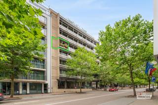 Bent u op zoek naar een stijlvol en instapklaar appartement op een toplocatie in Brussel? Dan zal dit prachtige 1-slaapkamerappartement in Residentie Community u ongetwijfeld weten te bekoren. Gelegen in het hart van de Europese wijk, op wandelafstand van het Schumanplein en het Jubelpark, geniet u hier van een uitzonderlijke ligging met tal van winkels, restaurants, openbaar vervoer en alle dagelijkse voorzieningen binnen handbereik.<br /><br />Het appartement bevindt zich op de vierde verdieping en beschikt over een bewoonbare oppervlakte van 73 m² (volgens EPC). Bij het binnenkomen wordt u verwelkomd in een ruime inkomhal met vestiaire en een apart gastentoilet. De lichtrijke leefruimte vormt samen met de volledig uitgeruste open keuken een aangename en moderne leefomgeving. Vanuit de woonkamer heeft u rechtstreeks toegang tot het gezellige terras.<br /><br />Achteraan het appartement bevindt zich de volwaardige slaapkamer met aansluitend een stijlvolle badkamer, uitgerust met een inloopdouche en een praktisch lavabomeubel.<br /><br />Divers: Conciërge aanwezig, elektriciteit conform tem 2041, EPC D+162 kWh, Kadastraal inkomen €1438, Centrale verwarming op aardgas (vernieuwd sinds dit jaar) Syndicus en stedenbouwkundige inlichtingen in aanvraag en vrij bij akte.<br /><br />Dankzij de centrale ligging, de instapklare afwerking en het aangename terras is dit appartement de ideale woonst voor wie comfortabel wil wonen in het bruisende hart van de Europese wijk of op zoek is naar een waardevaste investering.<br /><br />Interesse in dit prachtige appartement? Contacteer Davy Vermander op 0495 44 77 53 voor meer informatie of om een bezoek in te plannen. Wij leiden u graag rond!<br /><br />