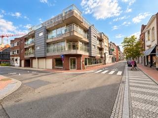 <p>Pal in het centrum van Izegem, vlak bij de Melkmarkt, bevindt zich op de eerste verdieping dit lichtrijke hoekappartement van 90 m². Dankzij de hoekligging geniet u hier van een overvloed aan natuurlijk licht en een mooi open zicht.</p><p>Via de inkomhal met apart gastentoilet komt u terecht in de ruime, lichtrijke woonkamer met aansluitend de keuken. Elektrische zonwering aanwezig. Verder beschikt het appartement over 2 slaapkamers, een ruime badkamer met inloopdouche en een praktische wasplaats. Eén van de slaapkamers is bovendien voorzien van een tweede, geïntegreerde badkamer. Zowel de woonkamer, de badkamer als één van de slaapkamers beschikken over praktische ingebouwde kasten.</p><p>Het ruime terras van 10 m² vormt een extra troef waar u heerlijk kan genieten. Daarnaast is er een privatieve berging van maar liefst 10 m² inbegrepen. Een inpandige garage dient bijkomend aangekocht te worden voor €30.000.</p><p>Een ruim en lichtrijk appartement met alle comfort, op een topligging in het centrum van Izegem!</p>