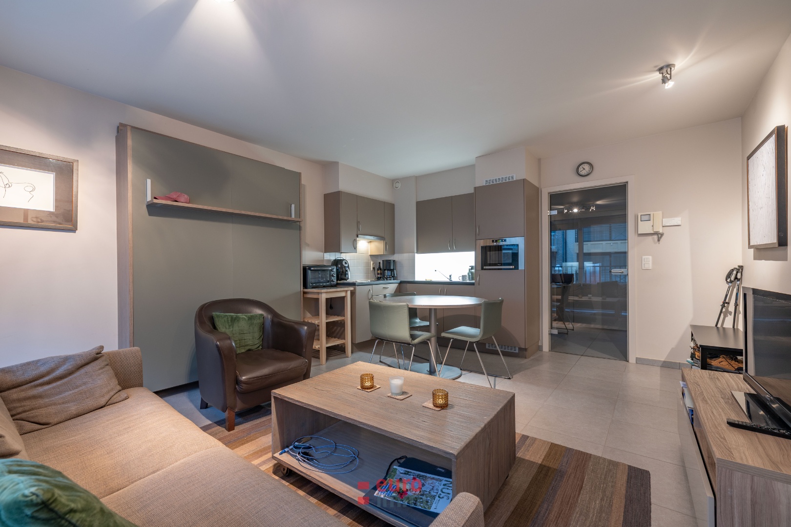 Studio lumineux avec coin à coucher et vue latérale sur la mer - photo 3