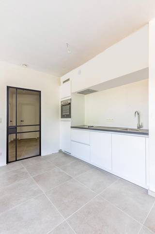 Dit recente appartement is gelegen op de 1ste verdieping.Indeling: inkomhal met apart toilet, ruime lumineuze leefruimte met geïnstalleerde open...