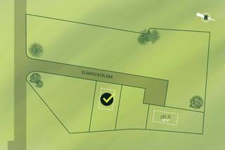 In de Vlaanderenlaan te Zwevezele hebben we nog een<strong> laatste perceel voor villabouw</strong> ter beschikking. Het perceel in kwestie heeft een ruime oppervlakte van maar liefst <strong>832 m<sup>2</sup></strong>. De foto's van de woningen zijn als voorbeeld want je bouwt volledig op maat op een rustige locatie in een bosrijk gebied.<br /><br />Zwevezele heeft een rustige en vredige omgeving.<br />Het dorp is omringd door groene landschappen, waardoor het een perfecte plek is om te ontspannen en tot rust te komen.<br />Dit is een geweldig voordeel voor mensen die willen ontsnappen aan de drukte van de stad en een meer ontspannen levensstijl willen leiden.<br /><br /><u><strong>Omgeving</strong></u><br /><br />Afstand tot bushalte: 330 meter<br />Afstand tot bakkerij: 400 meter<br />Afstand tot kleuter- en basisonderwijs: 470 meter<br />Afstand tot supermarkt: 990 meter<br />Afstand tot apotheek: 1,2 km<br /> <br /><strong>Neem vrijblijvend contact op voor meer informatie.</strong>