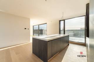 Ontdek deze laatste beschikbare penthouse in de Kerkstraat 10, centraal gelegen in het Houthulst. Deze exclusieve woonst combineert een hoogwaardige afwerking met hedendaags comfort en energiezuinig wonen.<br /><br />De penthouse beschikt over 2 slaapkamers, een lichtrijke leefruimte en 2 ruime zonnige terrassen aan zowel de voor- als achterzijde met glazen afscherming. Binnen geniet u van een stijlvolle afwerking met parketvloeren, een volledig uitgeruste keuken in korian en een luxueuze badkamer met dubbele wastafel, ligbad en inloopdouche.<br /><br />Dankzij de vloerverwarming, gasketel, zonnepanelen en het ventilatiesysteem woont u hier comfortabel én energiezuinig. Een private berging is inbegrepen. Daarnaast zijn er nog garages met elektrische sectionaalpoort optioneel beschikbaar.<br /><br />Troeven:<br /><br />✔ Centrumligging Houthulst<br />✔ 2 slaapkamers<br />✔ Zeer grote terrassen voor- en achteraan<br />✔ Hoogwaardige afwerking<br />✔ Parketvloer en keuken in Corian<br />✔ Luxe badkamer<br />✔ Vloerverwarming<br />✔ Zonnepanelen inbegrepen<br />✔ Private berging<br />✔ 6% btw mogelijk<br />✔ Mogelijk tot aankoop ruime berging €6500 excl. btw<br /><br />📞 Interesse? Contacteer Thijs, Friedel of Nina:<br />📲 057 346 013<br />📧 thijs@grouptrybou.be | friedel@grouptrybou.be | nina@grouptrybou.be