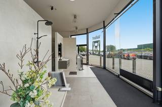 <p>Bien commercial / showroom d'env. 900 m² situé à un emplacement très visible, facilement accessible via la N41. Convient à toute activité commerciale, de salle d'exposition, de distribution ou de services tournée vers le public.</p>
<p><strong>Aménagement</strong></p>
<ul>
<li>Showroom de 306 m²</li>
<li>Espace bureau/polyvalent attenant de 264 m² avec climatisation</li>
<li>Entrepôt de 330 m² avec porte sectionnelle</li>
<li>14 places de parking privatives</li>
</ul>
<p><strong>Atouts</strong></p>
<ul>
<li>Excellent emplacement de visibilité — une véritable vitrine commerciale</li>
<li>Accès aisé via la N41 (liaison Saint-Nicolas–Alost) avec raccordement à l'E17</li>
</ul>
<p><strong>Disponibilité:</strong> en concertation avec les locataires actuels.</p>