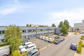 Logistieke unit (1.903 m²) met 2 laad- en loskades + 1 poort en instapklare kantoren (1.832m²) zichtbaar gelegen langs de Pathoekeweg.<br /><br />Ideale ligging tussen Brugge en Brugge Zeehaven, op 3,5 km van de A11/Expressweg.<br /><br />Het gedeeltelijk verhuurde gebouw bestaat uit:<br />- Loods: 1.903 m²<br />- Kantoor: 1.832 m²<br /><br />Afwerking:<br />- 1 sectionale poorten<br />- 2 laad- en loskades <br />- Betonvloer<br />- Betonnen dak<br />- Drijfkracht<br />- Kantoren geïnstalleerd met airco, sanitair, kitchenettes, etc...<br />- 20 private parkeerplaatsen, ruimte buitenruimte voor logistieke unit.<br /><br />Gelegen in gebied voor milieubelastende industrie volgens gewestplan Brugge - Oostkust.<br /><br />Algemene informatie:<br />- Geen intercommunale grond.<br />- Perceeloppervlakte: 4.899 m².<br /><br />Aarzel zeker niet ons te contacteren indien dit bedrijfsvastgoed bestaande uit een logistiek gebouw en kantoren te koop in Brugge u mogelijks kan interesseren. <br /><br />Bestuursmaatregelen in het maatregelenregister: nee