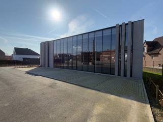 Deze commerciële showroom van<strong> 419,5 m²</strong> maakt deel uit van het hoogwaardige bedrijvenpark MG PARK ARSELA in Tielt. Dankzij de uitstekende zichtbaarheid langs de Deinsesteenweg, een van de belangrijkste invalswegen van de regio, geniet deze unit van een uitzonderlijke commerciële exposure. Bovendien beschikt de showroom over 6 privatieve parkeerplaatsen, wat de bereikbaarheid en toegankelijkheid voor klanten en bezoekers sterk verhoogt. <br /><br />De ruimte wordt casco opgeleverd en biedt dankzij haar royale oppervlak en moderne structuur een zeer flexibele indeling. De combinatie van een duurzame staalconstructie, een kwalitatieve afwerking met betonplint en geïsoleerde sandwichpanelen, en grote raampartijen zorgt voor een aantrekkelijke, toekomstgerichte commerciële omgeving. Met een vrije hoogte van 5 meter, een automatische sectionale poort (4 m breed x 4,2 m hoog) en een lichtdoorlatend rookluik, is deze showroom zowel functioneel als visueel sterk.<br /><br />Daarnaast beschikt de unit over een geïsoleerd dak met een draagvermogen van 0,15 kN/m² voor zonnepanelen en een regenwaterput van 5.000 liter. De strategische ligging nabij de <strong>E17 en E40</strong> maakt dit een uiterst interessante locatie voor bedrijven die visibiliteit, bereikbaarheid en kwaliteit willen combineren.<br /><br />De parkeerplaatsen dienen verplicht mee aangekocht te worden aan een prijs van 6000 euro/parkeerplaats.<br /><br />Contacteer Henry Van Tornhout voor bijkomende inlichtingen of een vrijblijvend plaatsbezoek via <strong>+32 474 13 37 93</strong> of via<strong> henry@kmovastgoed.be </strong><br />