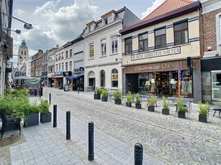 <strong>PUUR GENIETEN!</strong> Op zoek naar een <strong>UNIEK</strong>, <strong>LUXUEUS </strong>woonproject in het <strong>HISTORISCHE STADSCENTRUM </strong>van Oudenaarde? U vindt dit hier!<br /><br />Dit appartement is gelegen op het eerste verdiep van een kleinschalig project dat werd uitgewerkt met <strong>KARAKTERVOLLE </strong>en <strong>KWALITATIEVE </strong>materialen. U kan genieten van alle rust, doch bij het buitenstappen van het gebouw bent u midden in het bloeiende centrum van Oudenaarde. <br /><br /><strong>EXTRA TROEF: ZONNEPANELEN, </strong>deze garanderen een lage elektriciteitsfactuur! Het appartement heeft een ruime gemeenschappelijke berging voor fietsen en vuilbakken. <br /><br />U stapt binnen in de <strong>MAJESTUEUZE </strong>gemeenschappelijke hal, de <strong>LIFT </strong>brengt u naar het eerste verdiep waar dit appartement gelegen is. De inkom is geïntegreerd met de woonruimte en heeft een enorm <strong>RUIMTEGEVOEL </strong>door de hoge plafonds<strong>, </strong><strong>AUTHENTIEKE HOUTEN BALKEN</strong> en veel <strong>LICHTINVAL</strong>. De open keuken is volledig geïnstalleerd en heeft voldoende opbergplaats. Op het aansluitende zonneterras kan u ten volste genieten van de <strong>RUST</strong>. Verder is er een ruime berging met aansluiting voor wasmachine en een apart toilet. De badkamer is uitgerust met een ligbad en inloopdouche! De 3 slaapkamers kan u bereiken via de nachthall op het volgende verdiep. <br /><br /><em>Opmerking: Het appartement is geschikt voor maximum 3 à 4 personen! Omdat je financieel comfortabel zou kunnen huren wordt de volgende basisregel gehanteerd: € 1200*3 = € 3600</em><br /><br /><strong>Adres:</strong> Broodstraat 16 bus 202 - 9700 Oudenaarde<br />Huurprijs: € 1200,00/maand + € 50,00/maand gemeenschappelijke kosten<br />Beschikbaar vanaf 1 oktober 2026!<br />EPC: A label - E20