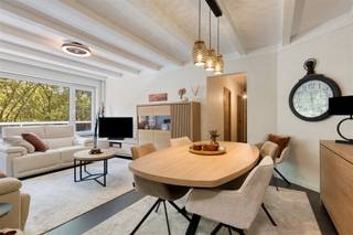 <p>Welkom in dit instapklare appartement op de vierde verdieping van een goed onderhouden appartementsgebouw, gelegen op een rustige en groene locatie op Linkeroever. Het appartement werd in 2025 volledig gerenoveerd en combineert een moderne afwerking met rust, privacy en comfort.<br />Via de inkomhal, voorzien van praktische ingemaakte kasten, komt u in de gezellige woonkamer. Dankzij de grote raampartijen geniet deze ruimte van veel natuurlijk licht. Aansluitend bevindt zich de volledig vernieuwde keuken, uitgerust met kwalitatieve toestellen.<br />Het appartement beschikt over twee slaapkamers, een volledig vernieuwde badkamer met ruime inloopdouche en een apart toilet. Daarnaast werden alle ramen vernieuwd en voorzien van hoogrendementsbeglazing die zowel geluids- als zonwerend werkt.<br />Het westelijk georiënteerde terras van 15 m² vormt een absolute troef. Hier geniet u van de namiddag- en avondzon, een prachtig groen uitzicht en veel privacy zonder inkijk van overburen.<br />Verder beschikt het appartement over een ondergrondse autostaanplaats met privatieve, afgesloten fietsenberging, optioneel aan te kopen voor €20.000 en een privatieve kelderberging.<br /><strong>LOCATIE</strong><br />Gelegen tussen het groen van het Sint-Annabos en de Schelde, met het Sint-Annastrand, de jachthaven, winkels, horeca en openbaar vervoer op wandelafstand. Dankzij de uitstekende verbindingen bevindt u zich bovendien op korte afstand van het centrum van Antwerpen.<br /><strong>TROEVEN</strong><br />+ Volledig gerenoveerd in 2025<br />+ Energiezuinig: EPC-label B (de vernieuwde ramen zijn nog niet opgenomen in het EPC, waardoor het de energiescore nog gunstiger is)<br />+ Elektriciteit conform AREI<br />+ Inkomdeur = veiligheidsdeur<br />+ Lift aanwezig<br />+ Privatieve kelderberging</p><p><strong>Interesse? Neem contact met ons op en ontdek zelf de troeven van dit appartement tijdens een bezoek ter plaatse.</strong></p>