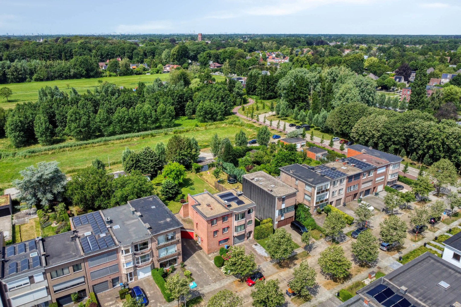 Ruime gezinswoning met 4 slaapkamers, zonnige tuin en garage op een toplocatie in Brasschaat. - foto 2