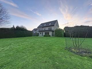 Te huur: ruime halfopen woning in Meise, gelegen in een groene en landelijke omgeving, nabij scholen en openbaar vervoer.Deze woning uit 1996...