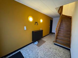 Prachtige &amp; Lichtrijke woning EPC B met Grote Tuin en Veel Opslagruimte te koop.<br />Bent u op zoek naar een woning die ruimte, licht en comfort combineert? Deze uitstekend onderhouden bel-etage biedt niet alleen drie slaapkamers en een zonovergoten leefruimte, maar ook een indrukwekkende hoeveelheid praktische ruimte op het gelijkvloers en een heerlijke buitenruimte. <br />De indeling van de woning:<br /><br />• Gelijkvloers: <br />Bij het binnenkomen treft u een zeer ruime gang met een gastentoilet onder de trap en aan de linkerkant een deur naar de garage met aansluitend een handige berging. Uniek aan deze woning is de extra grote wasplaats met lavabo die in de garage is ingericht voor wie nood heeft aan extra opslag voor voeding of een grote wasruimte nodig heeft. <br />• Eerste verdieping: Licht en gezelligheid<br />De trap leidt u naar de ruime, open living. Dankzij de grote raampartijen geniet u hier de hele dag van een prachtige natuurlijke lichtinval. De ideale plek voor een gezellige zithoek en een grote eettafel en met een mooie keuken.<br />• Tweede verdieping: Rust en comfort<br />Hier bevinden zich 3 slaapkamers. De badkamer is praktisch ingericht en voorzien van zowel een ligbad als een toilet.<br />• Zolder: Extra potentieel<br />Via een luik bereikt u de grote zolder. Het grote pluspunt? De zolder heeft voldoende hoogte zodat een volwassene er gemakkelijk recht kan staan, wat tal van mogelijkheden biedt voor extra stockage of (na afwerking) een extra kamer. <br />•Buitenruimte:<br />Aan de achterzijde wacht een grote, groen aangelegde tuin. Het ruime terras is voorzien van een sfeervolle pergola, waardoor u zowel in de zon als in de schaduw optimaal van het buitenleven kunt genieten.<br /><br />Troeven op een rij:<br />• Lichtrijke woonkamer met aangenaam uitzicht.<br />• Enorm veel bergruimte (garage, berging, grote wasruimte én zolder).<br />• 3 slaapkamers voor een gezin of thuiswerkplek.<br />• Heerlijke tuin met terras en pergola voor lange zomeravonden.<br />• dicht gelegen bij scholen,crèches,winkels , fietsostrade en openbaar vervoer<br /><br /><br />