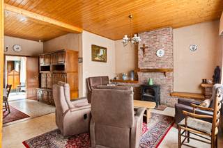 Deze te renoveren woning is gelegen in de verkeersluwe straat 'Werfken' te Stabroek. Hoewel het hier bijzonder rustig wonen is, ligt de woning toch midden in het centrum. Winkels, openbaar vervoer en scholen bevinden zich allen op wandelafstand. U komt de woning binnen via een apart inkomhalletje, vanwaar u meteen doorloopt naar een ruime woonkamer. Een grote raampartij vooraan zorgt voor een aangename lichtinval in deze woonkamer. De houtkachel voorziet in een gezellige warmte tijdens de koudere dagen. Op het gelijkvloers is verder nog een eenvoudige keuken, een berging, een gang met apart toilet en een garage aanwezig. De basic ingerichte badkamer bevindt zich op de tussenverdieping en beschikt over een ligbad en wastafel. Via de trap komt u boven in de nachthal, dewelke de 3 slaapkamers met elkaar verbindt. Het perceel heeft een totale oppervlakte van 132m². Het gezellige stadstuintje werd volledig verhard en is een bijzonder aangenaam plekje waar u van de buitenlucht kan profiteren.